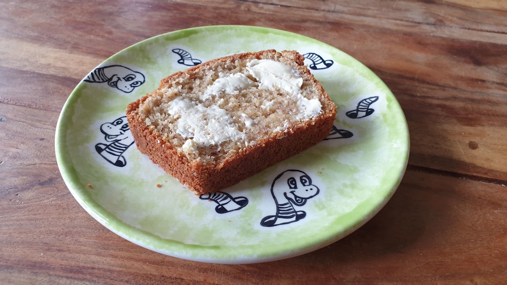 Auf dem Bananenbrot isst man am besten Butter. Oder man genießt es pur.