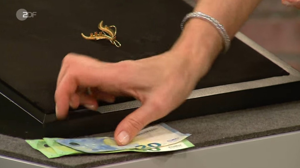 Für 230 Euro geht die Brosche bei „Bares für Rares“ über den Händlertisch.