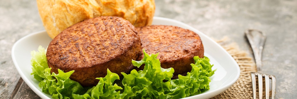 Die vegane Frikadelle ist zumindest äußerlich kaum von der „Echten“ zu unterscheiden. 