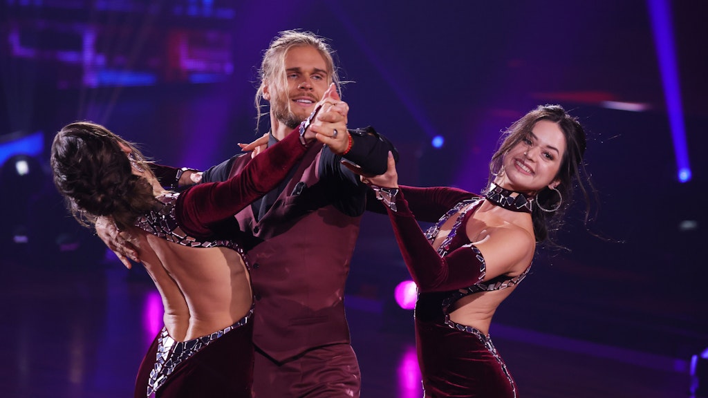 Rúrik Gíslason und Renata Lusin tanzten zusammen mit Malika Dzumaev (r.) einen Slowfox zu „Pokerface“ von Lady Gaga.