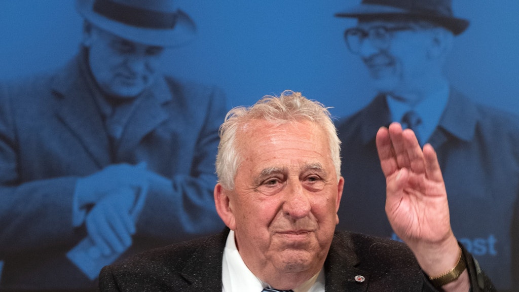 Egon Krenz, letzter Staatsratsvorsitzender der DDR, winkt im Russischen Haus der Wissenschaft und Kultur vor der Premiere seines letzten Buches „Wir und die Russen“. 