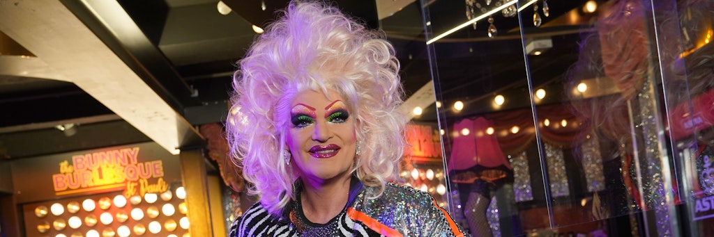 Dragqueen Olivia Jones sitzt in ihrem Club „The Bunny Burlesque St. Pauli“.