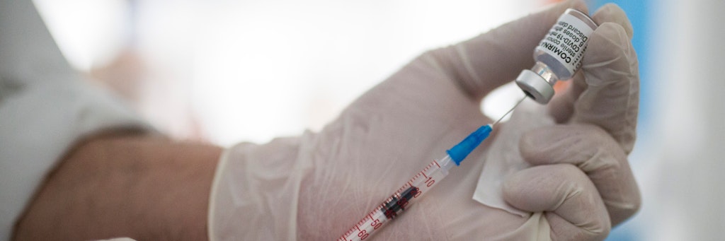 Ein Arzt bereitet eine Dosis des Impfstoffs von Pfizer-Biontech im Impfzentrum vor. 