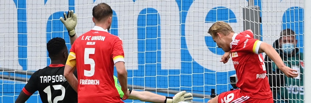Rein das Ding! Mit aller Macht drückt Joel Pohjanpalo die Kugel zum Ausgleich über die Linie. 