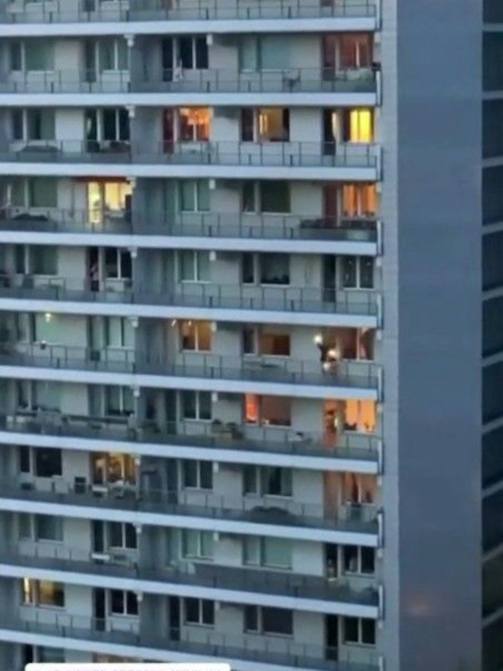 Nachbarn in der Leipziger Straße schalten um 21 Uhr das Licht an.