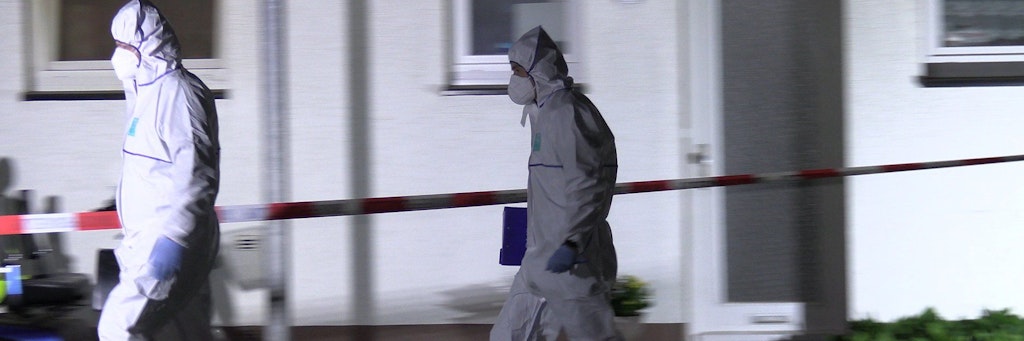 Bad Essen: Beamte in Schutzanzügen am Tatort. 