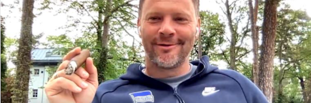 Pal Dardai mit stolzem Gewinnerlächeln und Zigarre. So zeigte er sich vor der Fernsehkamera beim Interview.