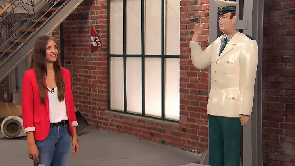 Kandidatin Desiree bei „Bares für Rares“ mit dem Volkspolizisten im Händlerraum.