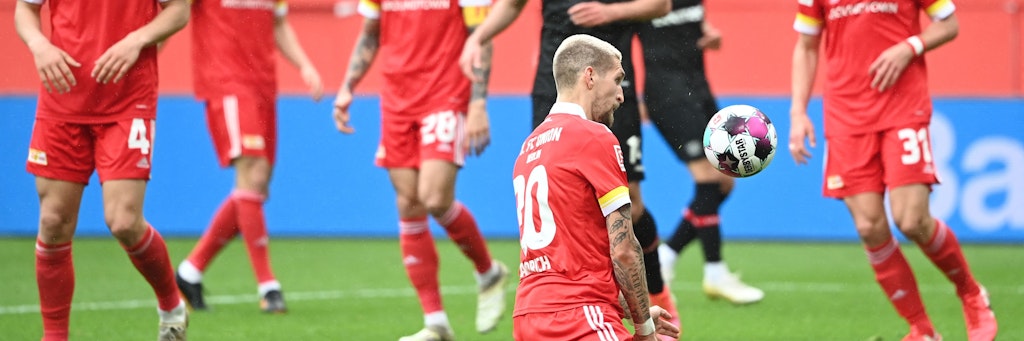 Der Ball-Anbeter: Robert Andrich scheint das Spielgerät auf magische Weise beschwören zu wollen. 