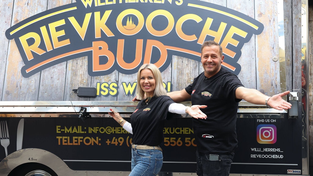 Willi Herren und Desiree Hansen bei der Eröffnung des Reibekuchen-Mobils.