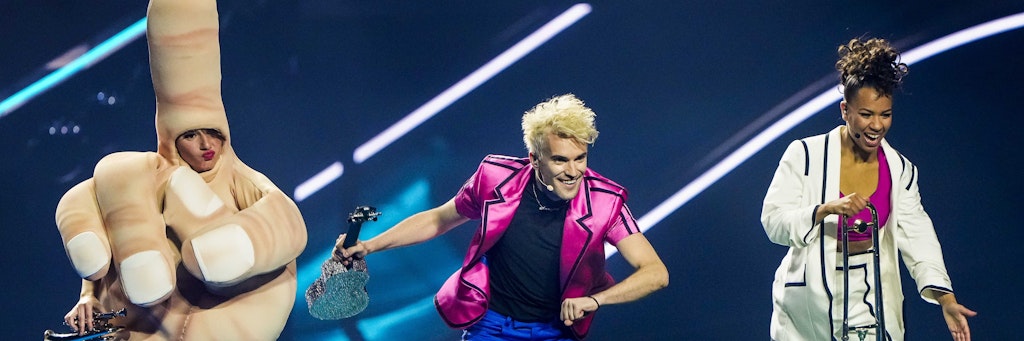 Jendrik (M.) bei der Probe zu seinem Song „I Don’t Feel Hate“ für den Eurovision Song Contest 2021.