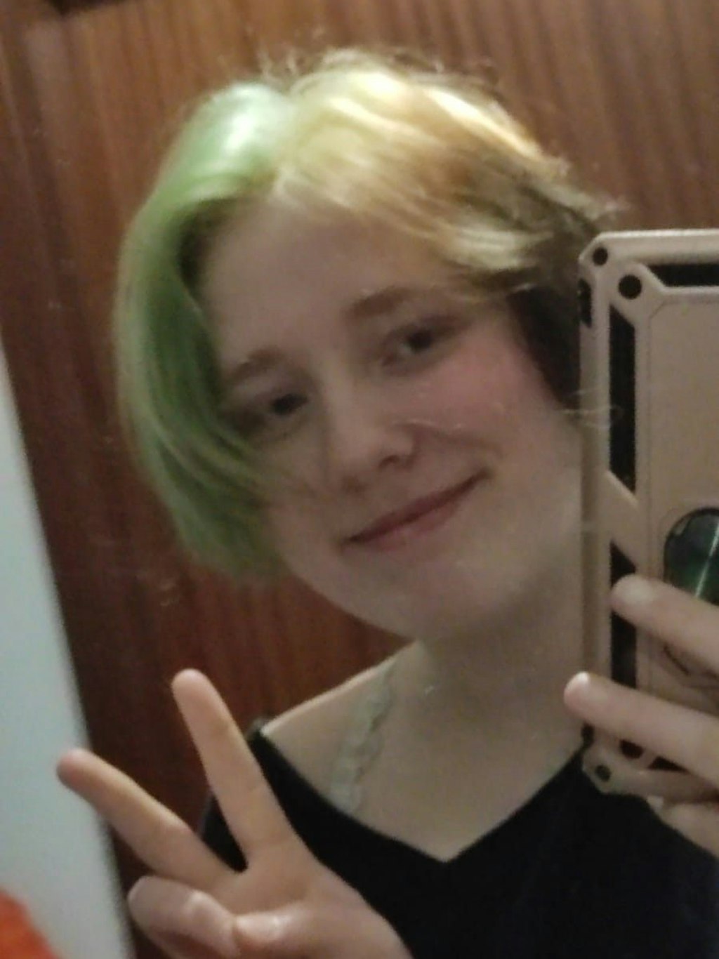 Ein aktuelles Handyfoto von Anna: Die Schülerin liebte es, ihre Haare bunt zu färben. 