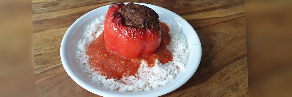 Gefüllte Paprika schmeckt jedem und ist super leicht zu kochen. 