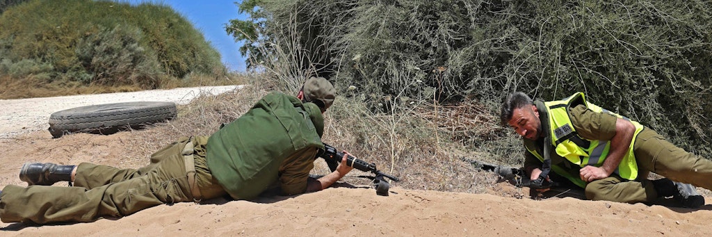 Israelische Soldaten nehmen Deckung, nachdem Sirenen Raketenalarm gegeben hatten.