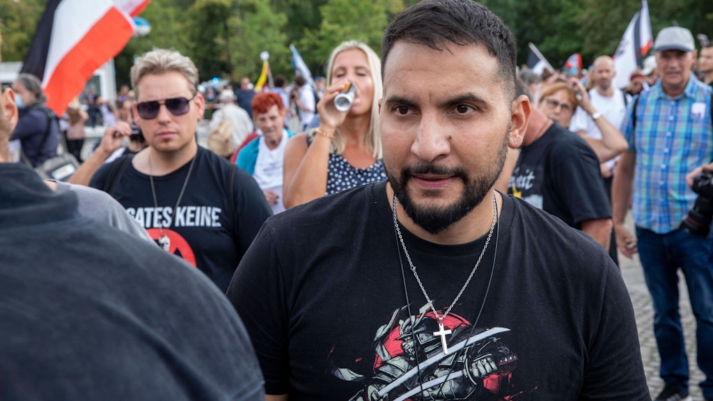 Attila Hildmann demonstrierte im vergangenen Sommer oft zusammen mit Rechtsextremisten verschiedener Lager.