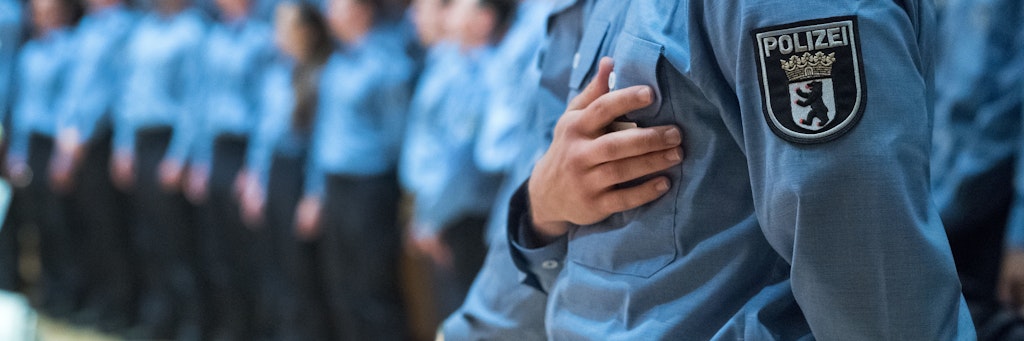  Junge Polizeibeamte bei einer feierlichen Vereidigung der Berufsanfänger des mittleren und gehobenen Dienstes bei der Berliner Polizei in Berlin. 