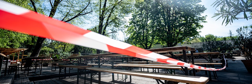 Noch sperrt ein rotes Band diesen Biergarten ab, doch am Freitag soll es losgehen mit dem Feierabendbier im Freien. Leider spielt das Wetter nicht mit.
