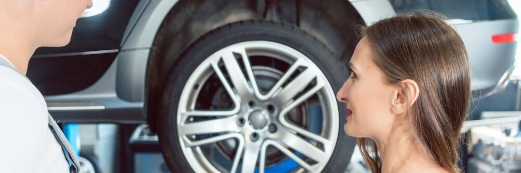 Beim Reifenwechsel sollten Autobesitzer die Felgen gründlich reinigen. Geht das auch mit Stoffen, die als Hausmittel dafür angepriesen werden, wie Essig, Cola oder Backofenspray?