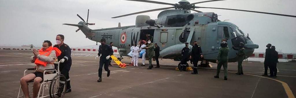 Ein Mann, der von der indischen Marine aus dem Arabischen Meer gerettet wurde, kommt an der Marinestation INS Shikra an, um medizinisch behandelt zu werden. 