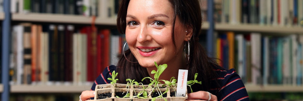 <br>Bibliotheks-Chefin Andrea Neumann zeigt ihr neuestes Projekt: Statt Bücher kann jetzt auch Saatgut ausgeliehen werden.