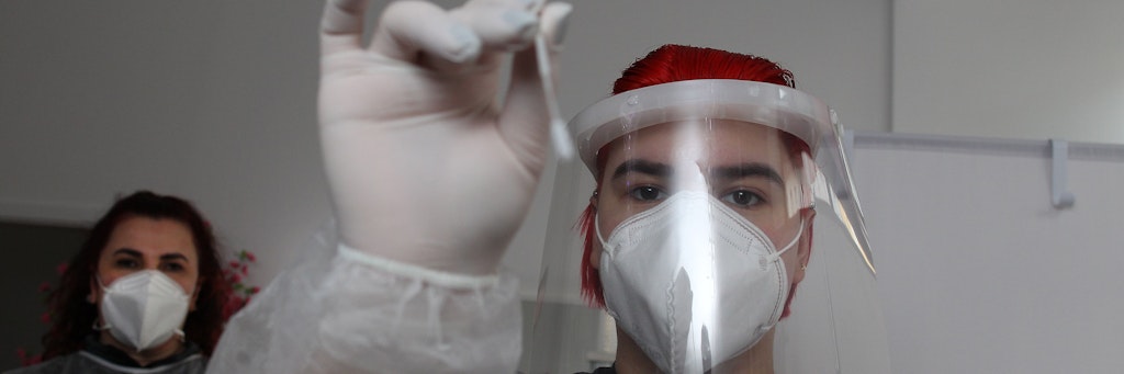 Mutter Ebru und Tochter Irem machen jetzt nicht nur Kosmetik-Behandlungen, sondern auch Abstriche in Mund und Rachen.