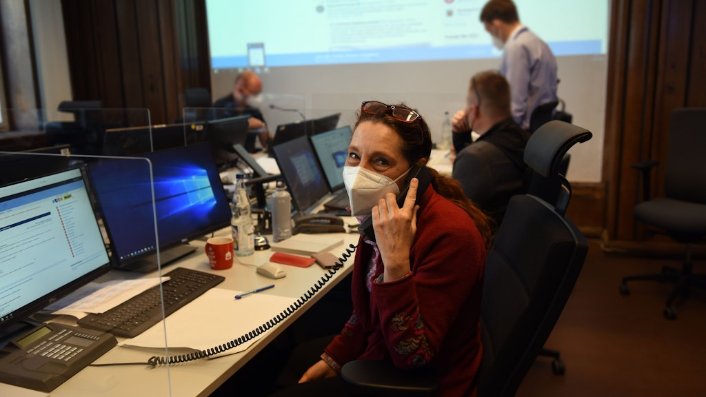 Judith Dobbrow in der Befehlsstelle am Telefon. Ihre eigenen Kinder hat sie immer zur Vorsicht im Umgang mit dem Internet gewarnt.<br><br>