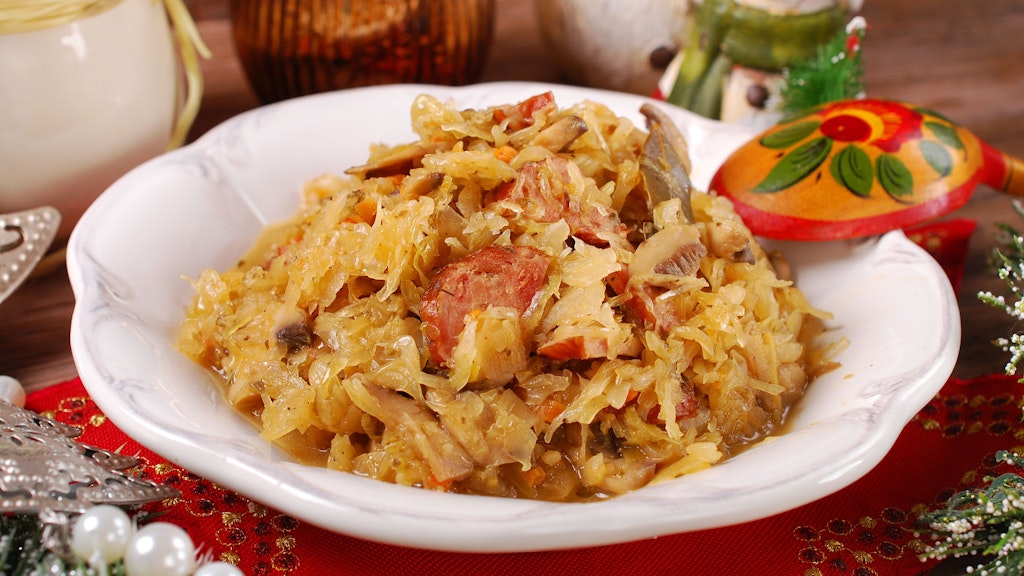 Bigos ist ein herzhafter Eintopf mit Sauerkraut.