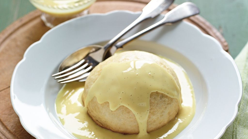 Dampfnudeln sind ein beliebtes süßes Essen.