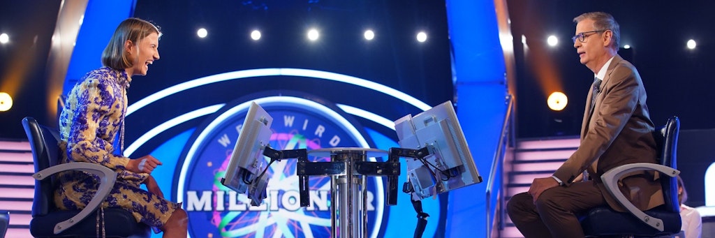 Kandidatin Nora Eckartsberg und Günther Jauch im Studio von „Wer wird Millionär“.