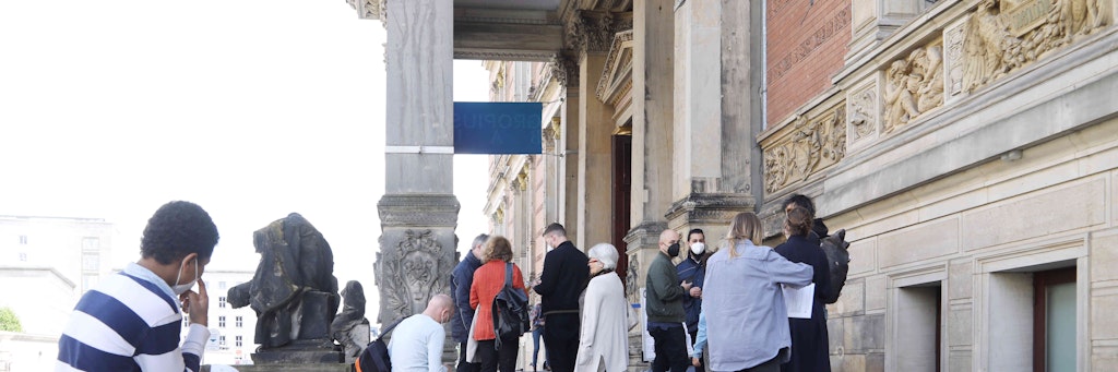 Endlich wieder in ein Museum: Vor dem Gropius Bau warten Berliner sehnsüchtig auf Einlass.