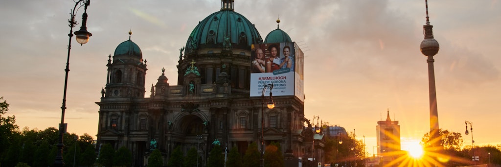 Die aufgehende Sonne verkündet einen schönen Tag in der Hauptstadt. 