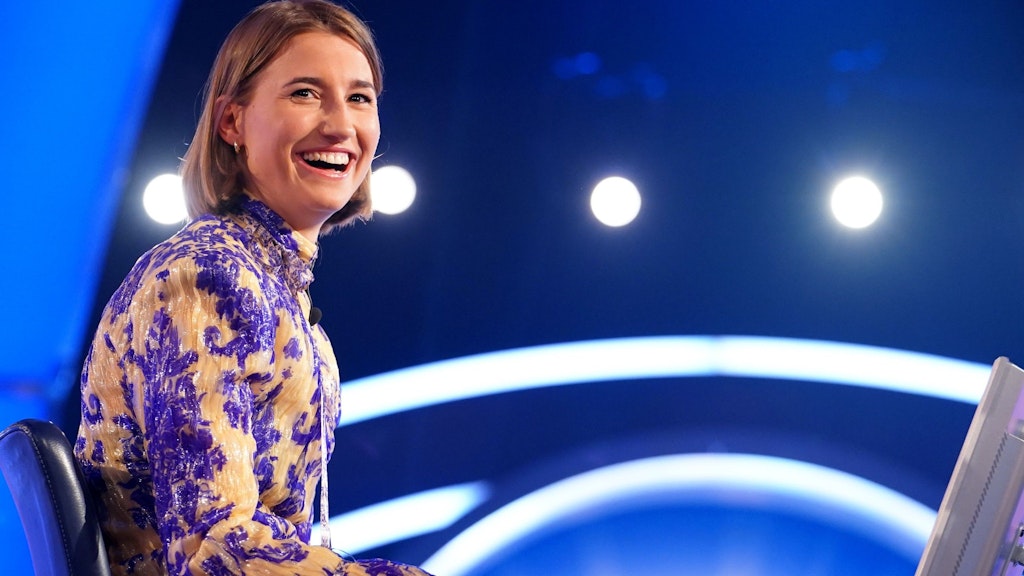 Geschafft! Nach diesem Rate-Krimi bei „Wer wird Millionär“ hat Nora Eckartsberg einen Grund zum Lachen.
