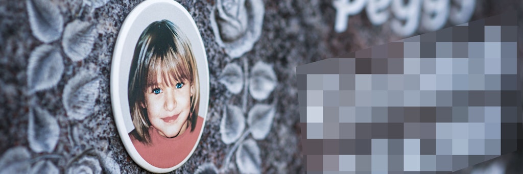 Ein Gedenkstein mit dem Porträt des Mädchens Peggy auf einem Friedhof. 