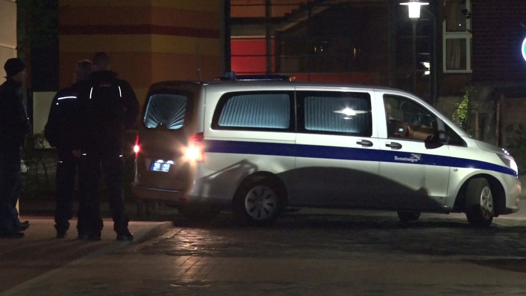Ein Leichenwagen fährt auf das Areal der Oberlinhaus-Einrichtung. In dem Behindertenwohnheim wurden am 28. März vier Menschen gewaltsam getötet.