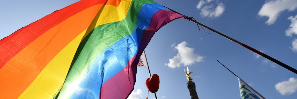 Eine Regenbogenflagge bei einem vergangenen Christopher Street Day in Berlin. 