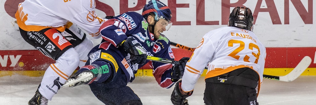 Um jeden Zentimeter Eis wird gekämpft, auch Eisbär Parker Tuomie haut sich voll rein.