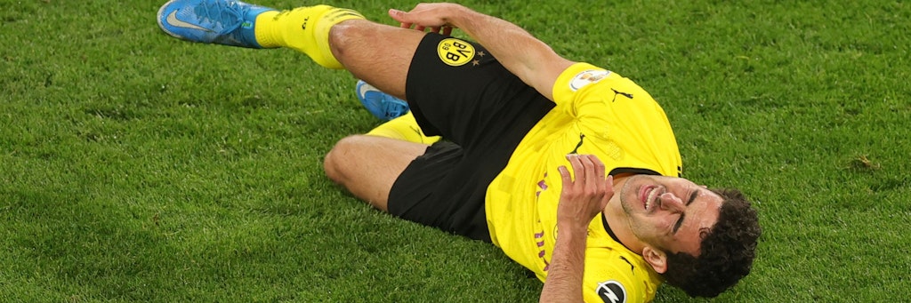 Dortmunds Mateu Morey blieb in der 75.Minute im Rasen hängen und verdrehte sich das Knie.