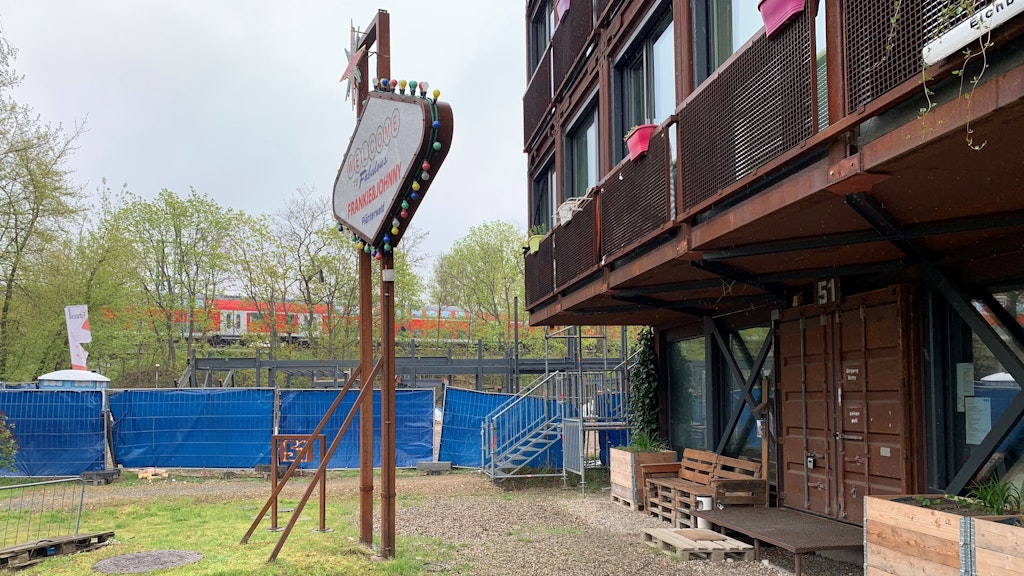 Vor einem der Gebäude steht ein Schild, das an die Reklame von US-Motels erinnert: „Welcome To Fabulous Frankie & Johnny Plänterwald.“ Fabelhaft ist die Anlage leider nicht.