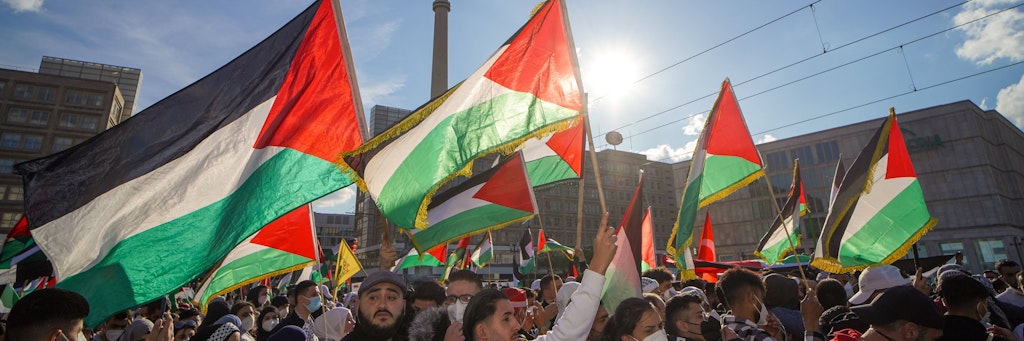 Demonstration gegen die israelische Aggression in Palästina am Alexanderplatz am Mittwoch: Viele Teilnehmer verstießen gegen die Maskenpflicht.