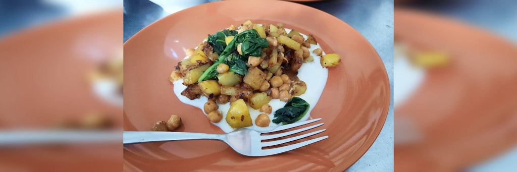 Bratkartoffeln mit Spinat und Kichererbsen sowie Joghurtdip sind reichhaltig und, wenn man den richtigen Joghurt nimmt, sogar vegan.