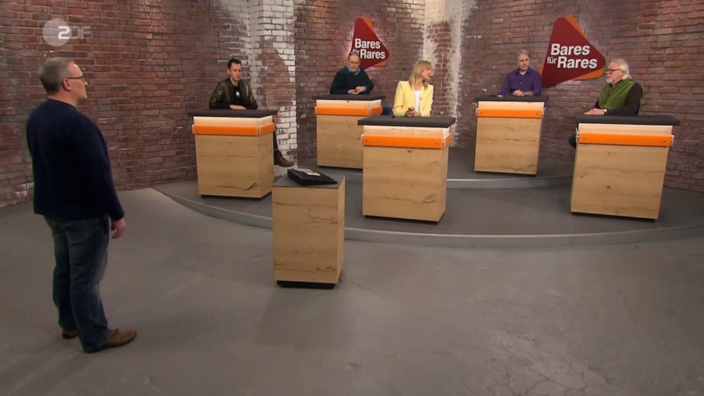 Etwas hilflos steht der Kandidat im „Bares für Rares“-Verkaufsraum.