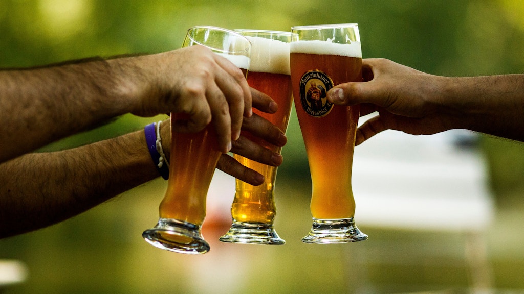 Im Café am Neuen See wird Pfingsten wieder mit Bier angestoßen.<br>