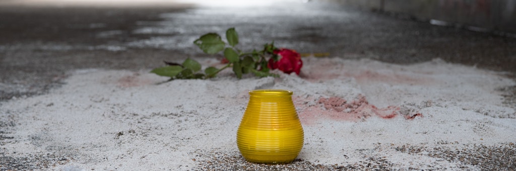 Eine Rose und eine Kerze wurden kurz nach der Tat in der Unterführung zum Monbijoupark im Bezirk Mitte abgelegt. 