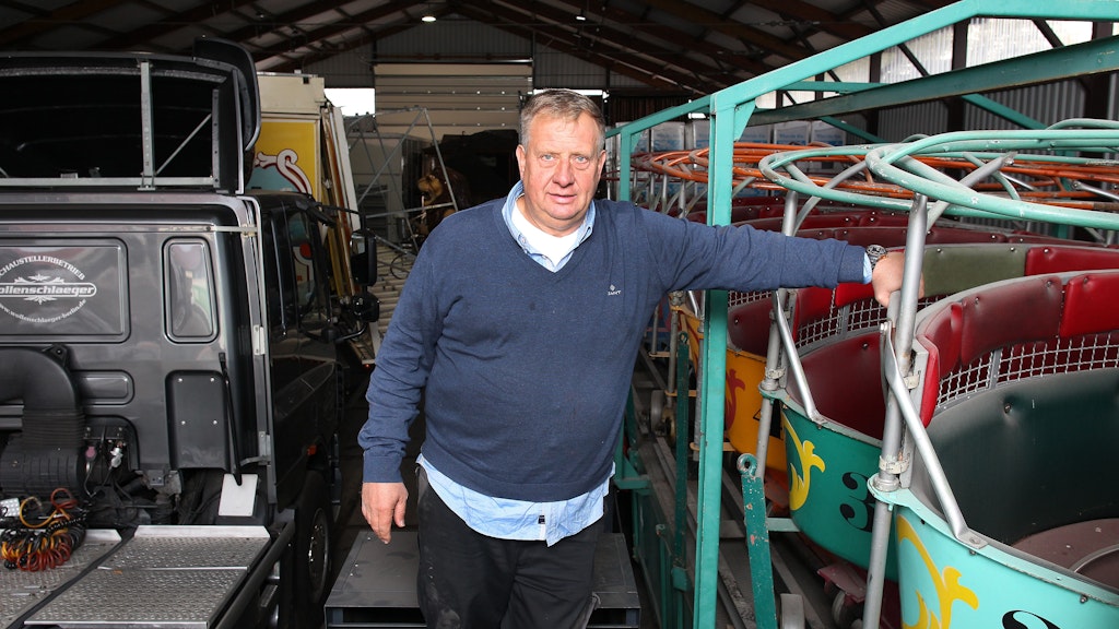 Thilo-Harry Wollenschlaeger mit seiner alten Walzerbahn – seit 2019 stehen die Gondeln ungenutzt im Lager.