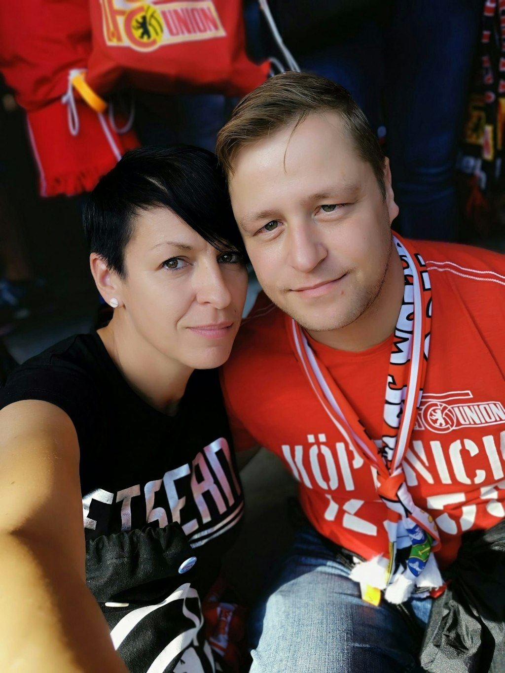 René und seine Anne auf Auswärtstour in Bremen: Sie darf leider am Sonnabend nicht mit rein ins Stadion.