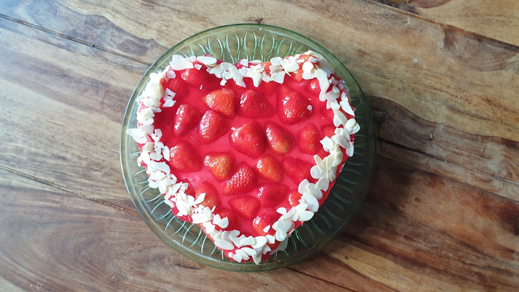 Ein Erdbeerkuchen mit Pudding in Herzform ist auch eine schöne Liebeserklärung. Hier passt die Menge der Zutaten für eine 20er-Springform genau.