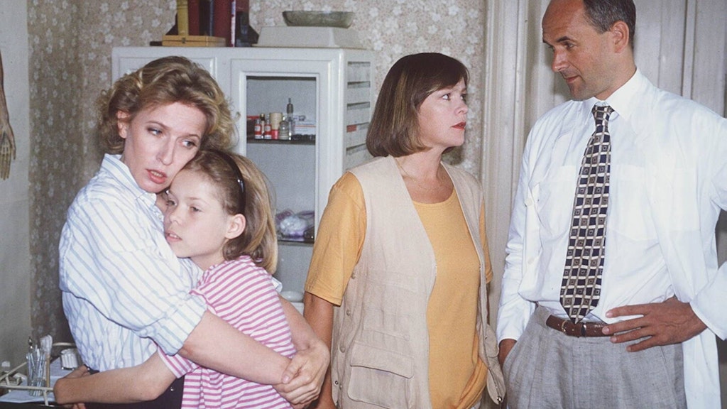Eine Szene aus einem „Polizeiruf“ von 1995: v.l.: Dagmar Manzel, Luise Helm, Katrin Sass und Klaus Schindler.
