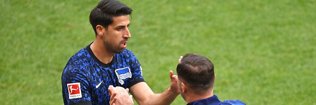 Sami Khedira reicht Hertha-Trainer Pal Dardai die Hände. Der Trainer der Blau-Weißen belohnt den Mittelfeldspieler bei seinem letzten Profi-Kick mit einem Startelfeinsatz.