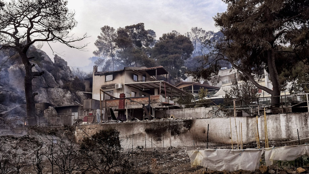 Dem Feuer zum Opfer gefallen: zerstörte Siedlungsbereiche in griechischen Vamvakes, Region Korinthia. 