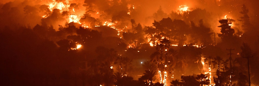Feuerwehrleute versuchen das tobende Feuer im Süden Griechenlands zu löschen.